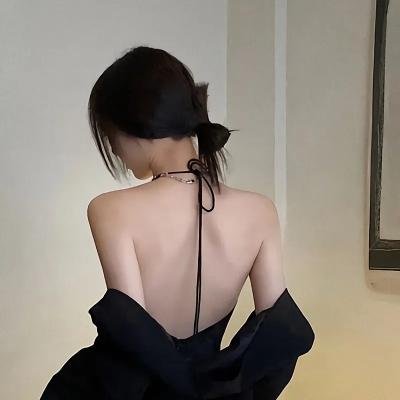 裹头巾的女人